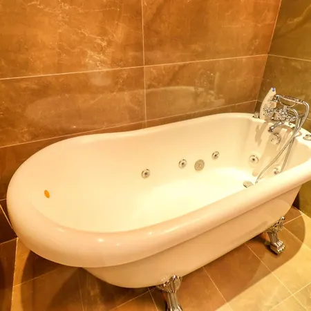 Massive 3 Bedroom Apartment In Sector 1 Apartment *