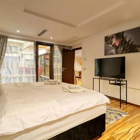 Massive 3 Bedroom Apartment In Sector 1 *