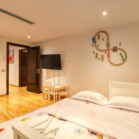 Massive 3 Bedroom Apartment In Sector 1