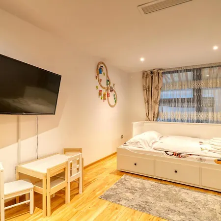 Apartment Massive 3 Bedroom Apartment In Sector 1 *